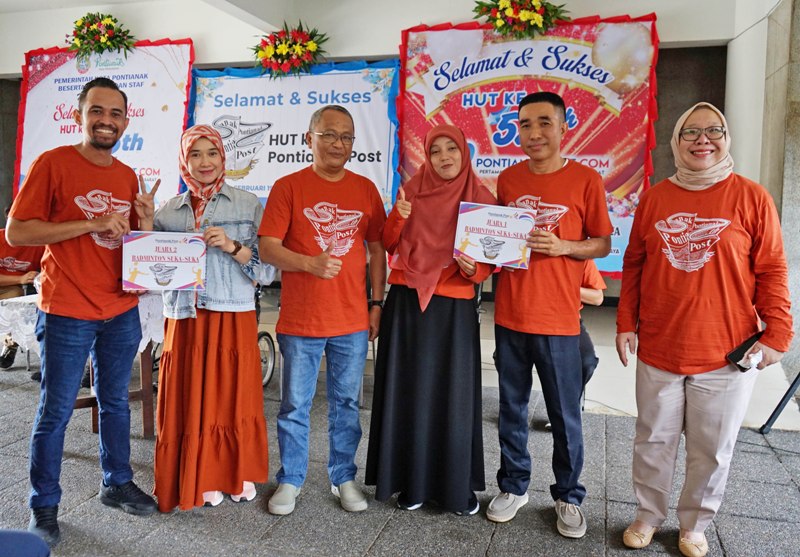 Pemenang juara bulutangkis suka-suka antarkaryawan Pontianak Post.