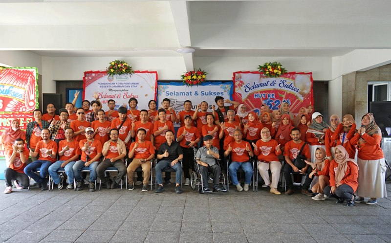 Karyawan dan Direksi Pontianak Post berfoto bersama saat perayaan ulang tahun ke-52 Pontianak Post.