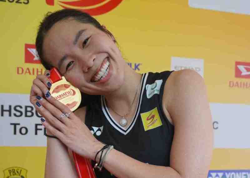 Ratchanok Intanon memperlihatkan medali juara pertama tunggal putri Indonesia Masters 2025.