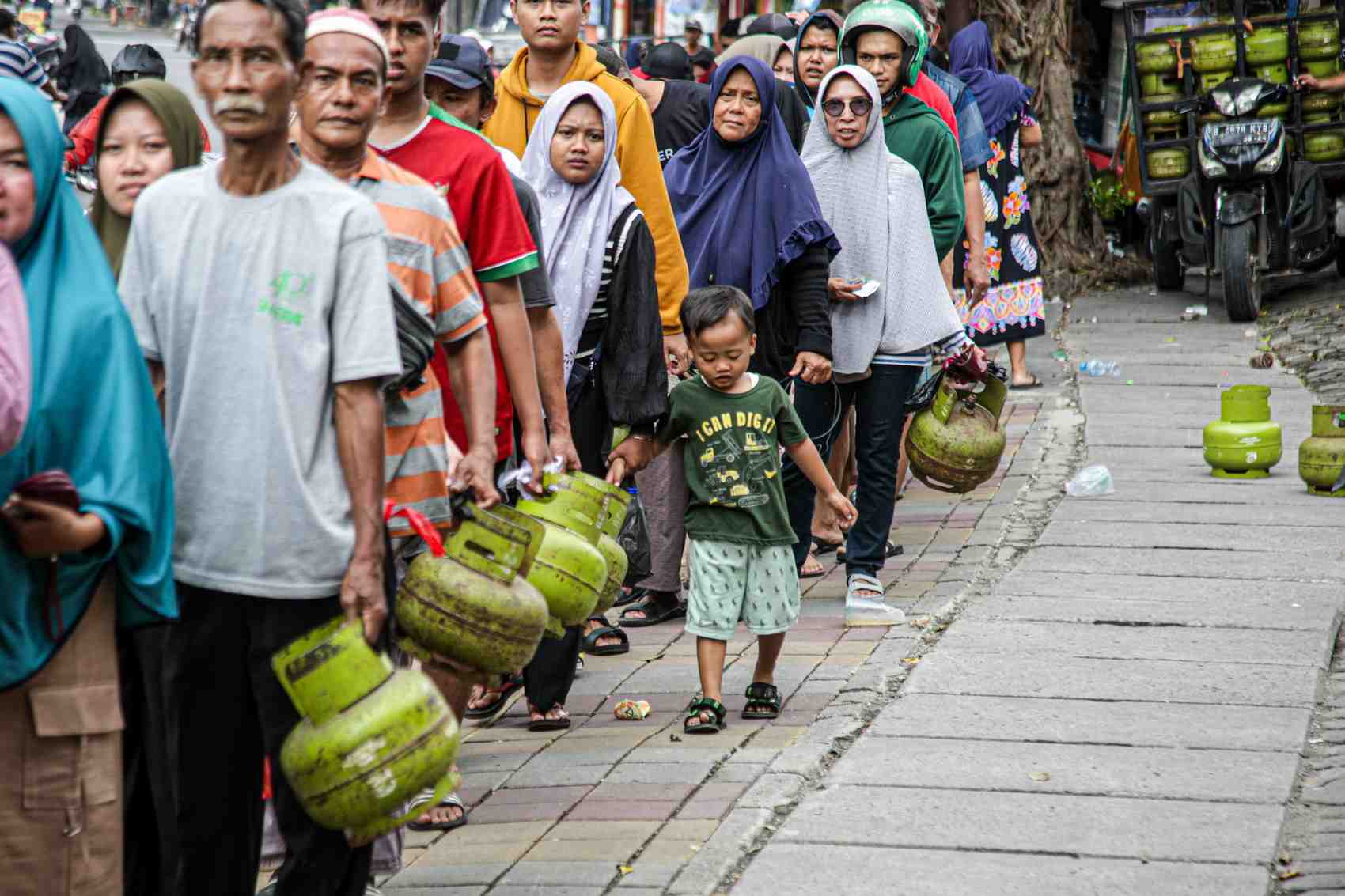 Warga sedang mengantre untuk mendapatkan gas elpiji 3 kilogram di Tangerang, Banten, kemarin. Gas elpiji melon kini dilarang dijual di tingkat eceran.