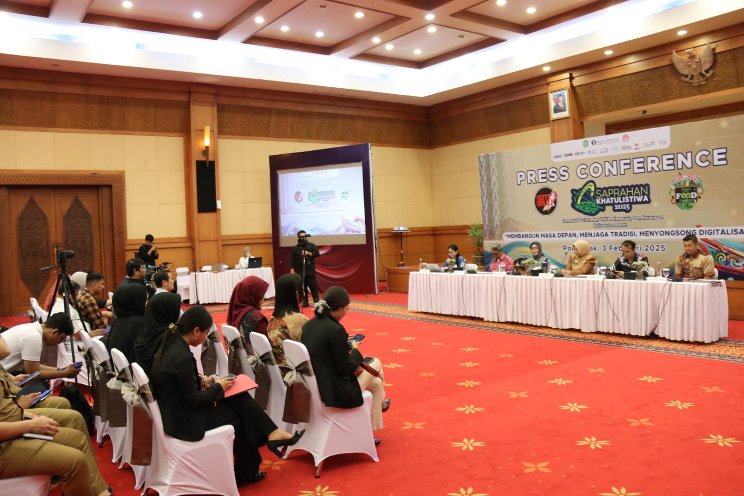 Press Conference Semarak Pariwisata, UMKM, Koperasi dan Keuangan Kalimantan Barat (Saprahan Khatulistiwa) 2025 di Aula Keriang Bandong Kantor Perwakilan Bank Indonesia Provinsi Kalbar, Senin (3/2).