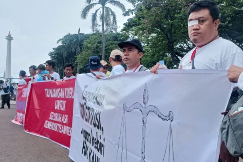 Sejumlah dosen ASN saat menggelar aksi unjuk rasa di depan Monumen Nasional Jakarta, Senin (3/2/2025).