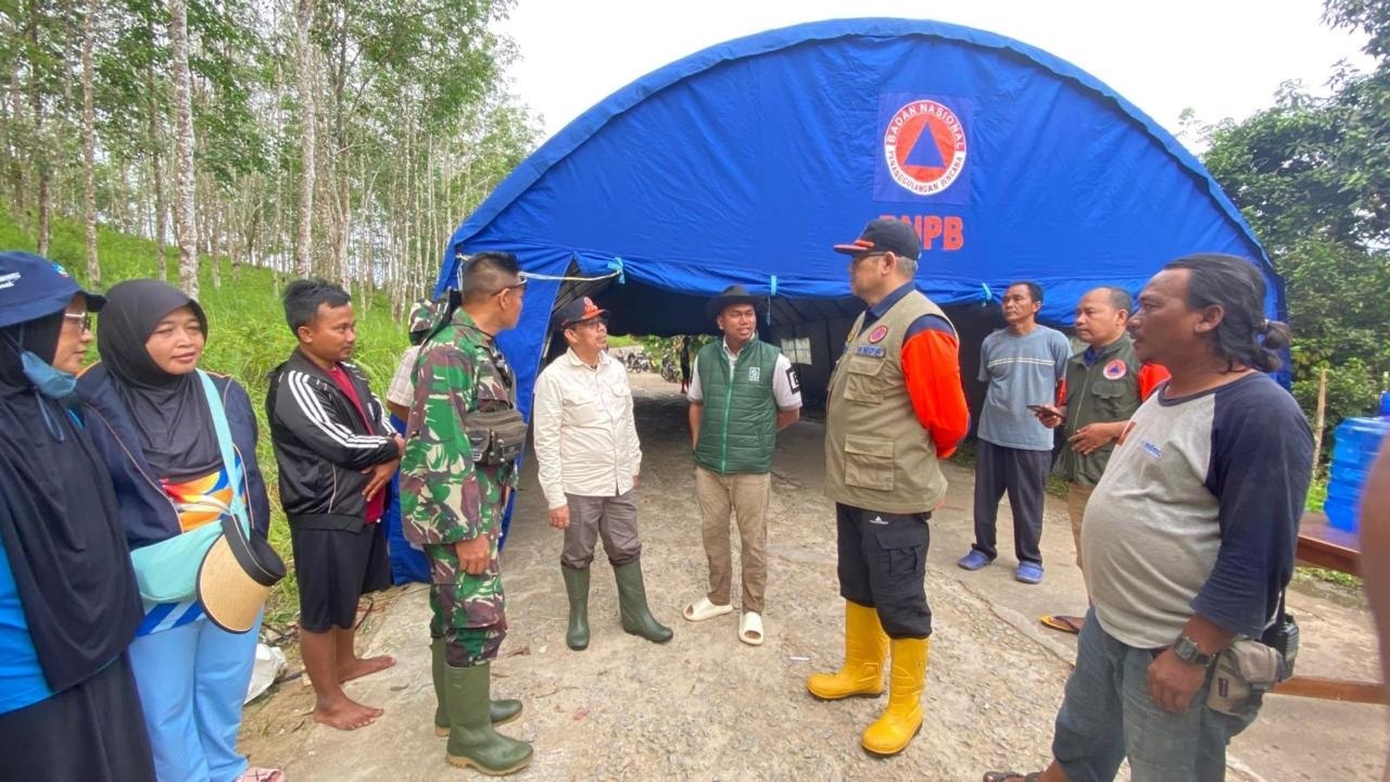 Pj Bupati Mempawah Ismail saat mengunjungi lokasi pengungsian korban banjir di Bukit Desa Pasir.
