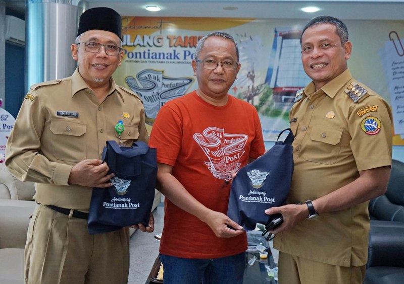 Pj Wali Kota Pontianak Edi Suryanto, Sekretaris Daerah Pontianak Amirullah beserta sejumlah kepala dinas berkunjung ke Pontianak Post disambut Direktur Utama Pontianak Post Salman Busrah.