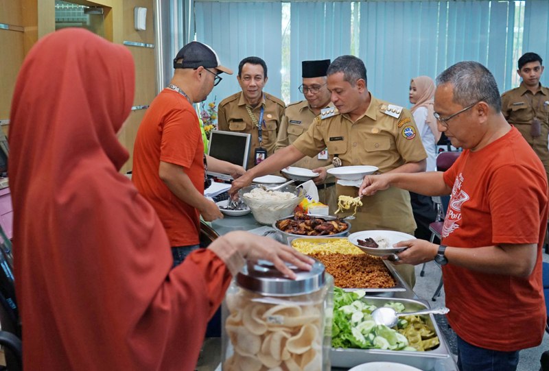 Pj Wali Kota Pontianak Edi Suryanto, Sekretaris Daerah Pontianak Amirullah beserta sejumlah kepala dinas berkunjung ke Pontianak Post disambut Direktur Utama Pontianak Post Salman Busrah.