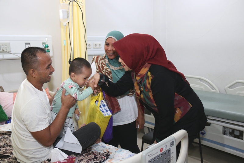 Ketua Yayasan Kanker Indonesia (YKI) Kalimantan Barat Windy Prihastari Harisson mengunjungi pasien di RSUD Soedarso saat peringatan Hari Kanker Sedunia.