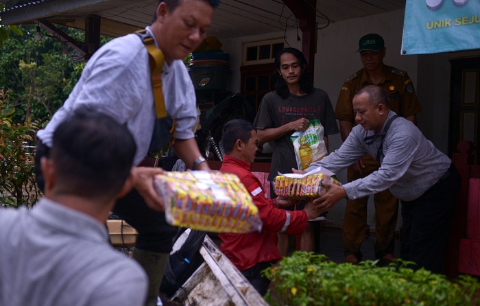 BANTUAN: Tzu Chi Cabang Sinar Mas APP, PT KSP, dan Pemdes Pak Mayam menyalurkan bantuan kepada korban banjir di Dusun Belangiran, Desa Pak Mayam, Kecamatan Ngabang, Senin (3/2).