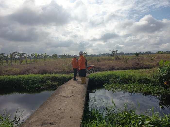 PENCARIAN: Tim SAR melakukan pencarian korban hilang di Desa Kuala Dua, Kecamatan Sungai Raya, Selasa (4/2).&nbsp;