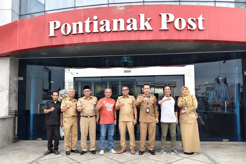 Pj Wali Kota Pontianak Edi Suryanto didampingi Sekda Kota Pontianak Amirullah dan Kadis Kominfo Kota Pontianak Zulkarnain beserta rombongan saat mengunjungi Gedung Graha Pena.