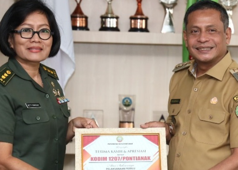 Pj Wali Kota Pontianak Edi Suryanto menyerahkan penghargaan kepada pihak yang mensukseskan Pilkada 2024.