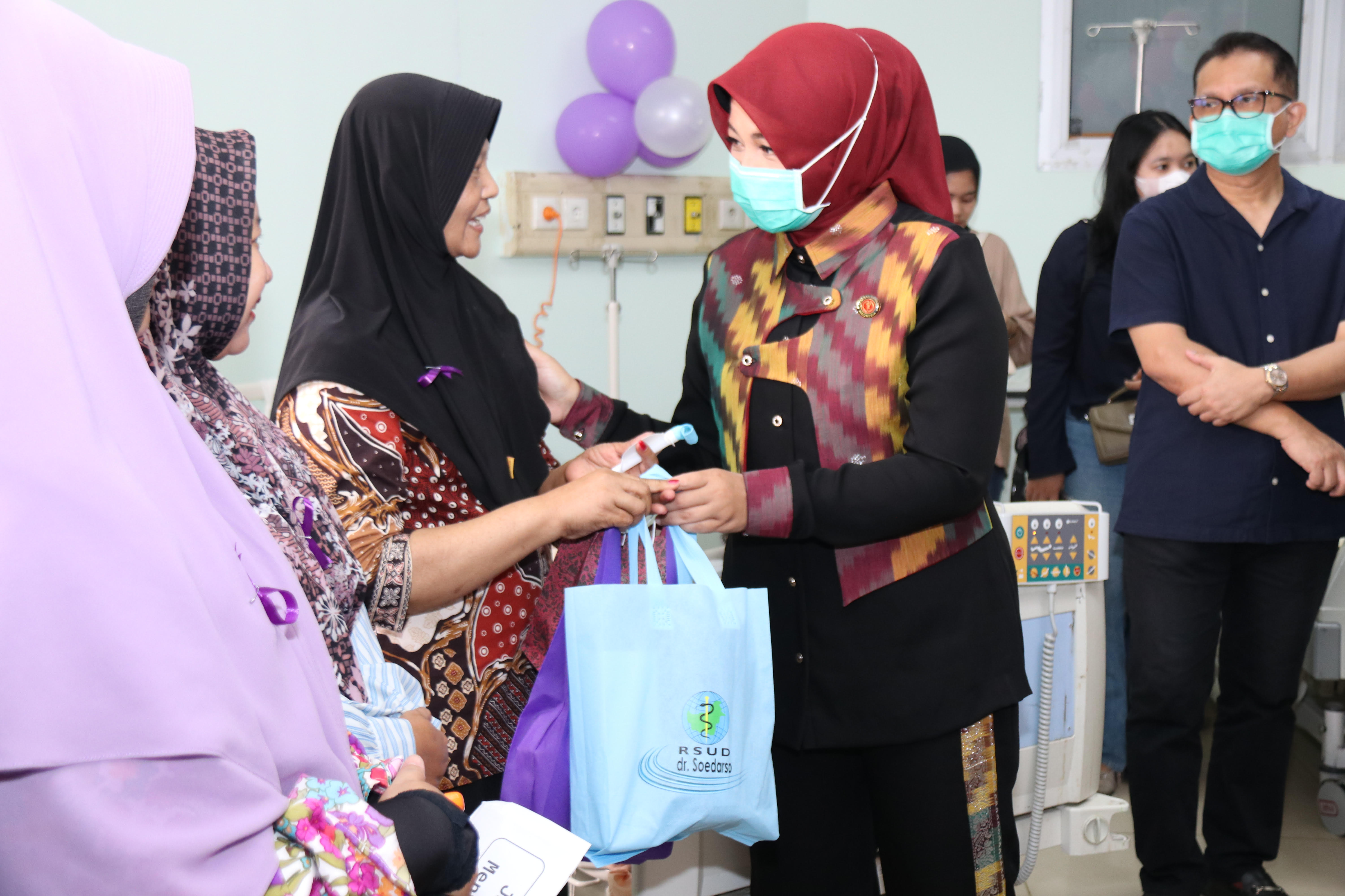 Pj Ketua TP-PKK Kalbar yang juga Ketua YKI Kalbar Windy Prihastari menyerahkan bingkisan saat mengunjungi para pasien kanker yang tengah menjalani perawatan di RSUD Soedarso, Senin (3/2).