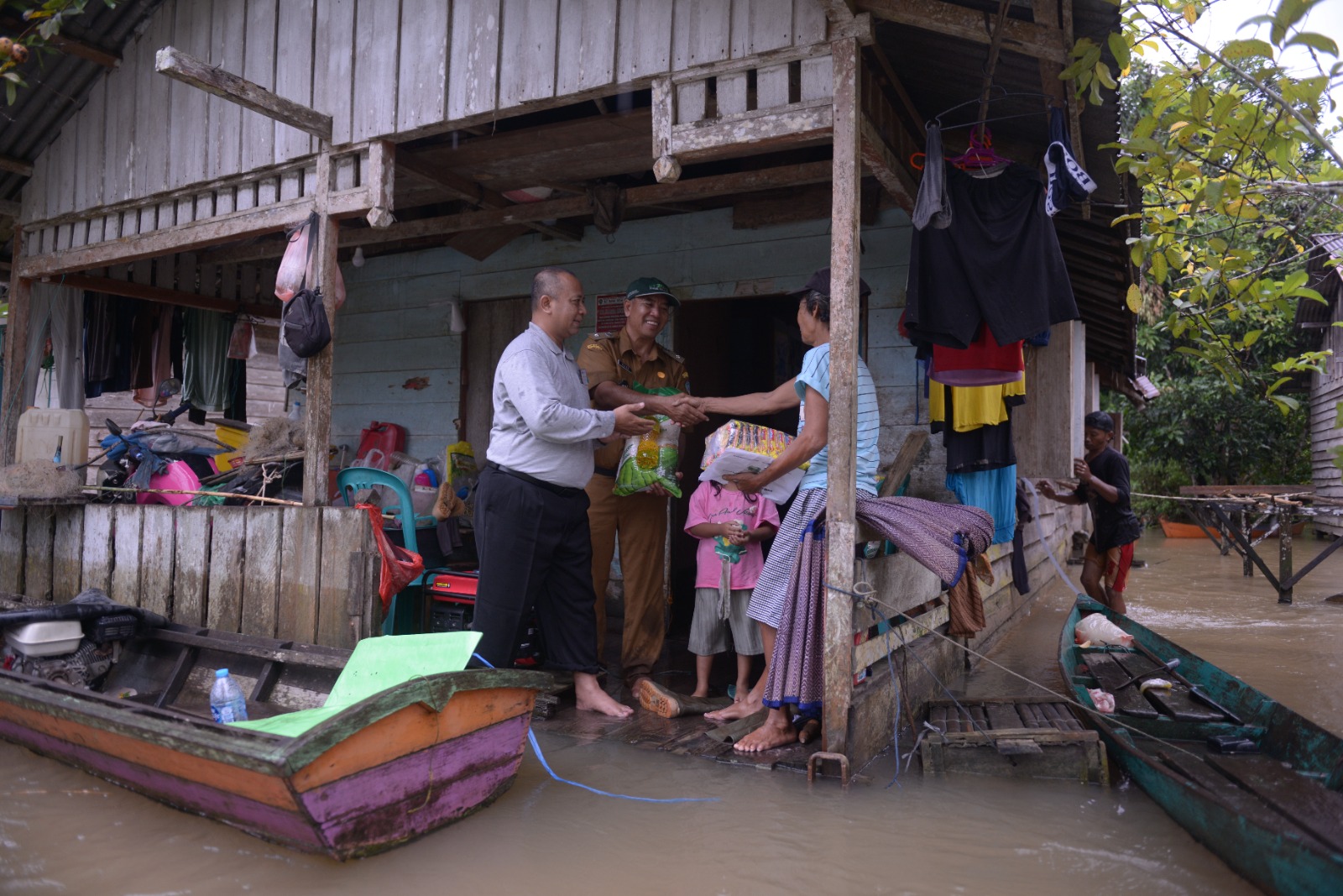 Tzu Chi Cabang Sinar Mas APP, PT KSP, dan Pemdes Pak Mayam menyalurkan bantuan kepada korban banjir di Dusun Belangiran, Desa Pak Mayam, Kecamatan Ngabang.