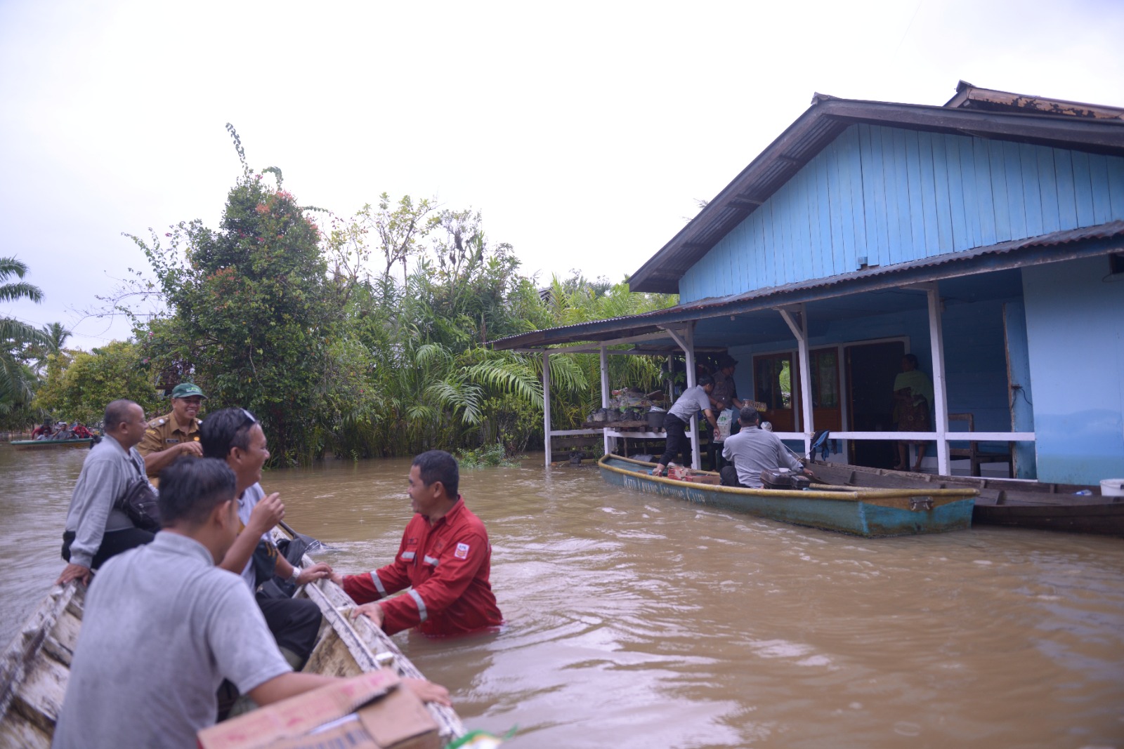 Tzu Chi Cabang Sinar Mas APP, PT KSP, dan Pemdes Pak Mayam saat menyalurkan bantuan kepada korban banjir di Dusun Belangiran, Desa Pak Mayam, Kecamatan Ngabang.