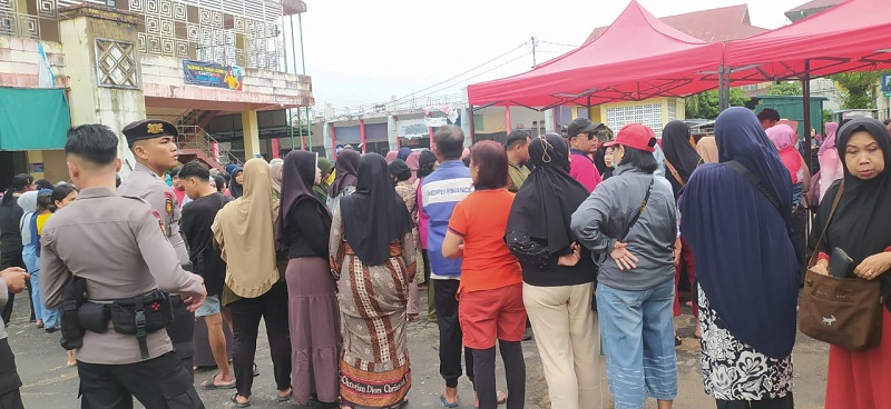 PASAR : Masyarakat ketika mengantri untuk berbelanja Sembako murah di operasi pasar