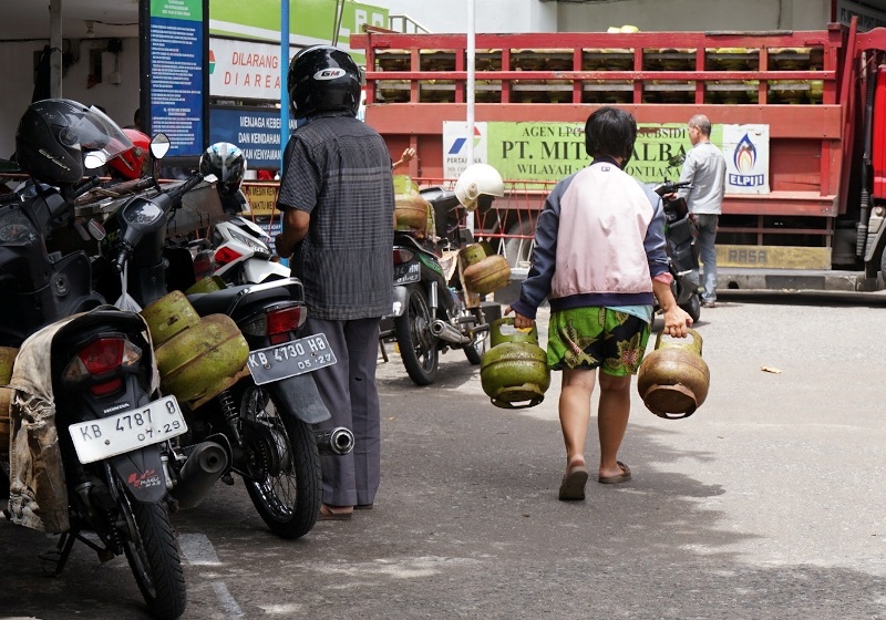 Warga membeli gas LPG 3 Kilogram di sebuah pangkalan di Jalan Tanjungpura. Terbatasnya distribusi tabung gas 3 kilogram di toko dan pengecer membuat warga kesulitan mendapatkan gas 3 Kilogram.