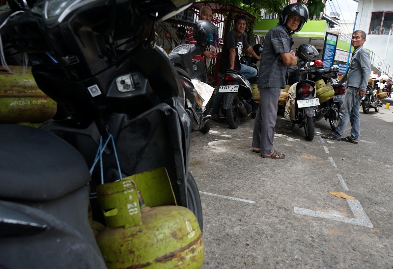 Warga membeli gas LPG 3 Kilogram di sebuah pangkalan di Jalan Tanjungpura. Terbatasnya distribusi tabung gas 3 kilogram di toko dan pengecer membuat warga kesulitan mendapatkan gas 3 Kilogram.