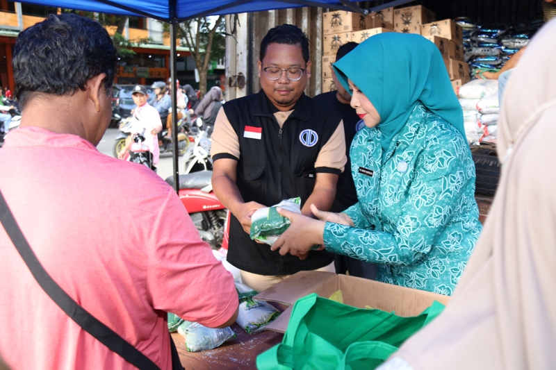 Penjabat Ketua TP PKK Kalbar Windy Prihastari Harisson yang juga Ketua Aksi Sosial HUT ke-68 Pemprov Kalbar saat hadir dalam pasar murah.