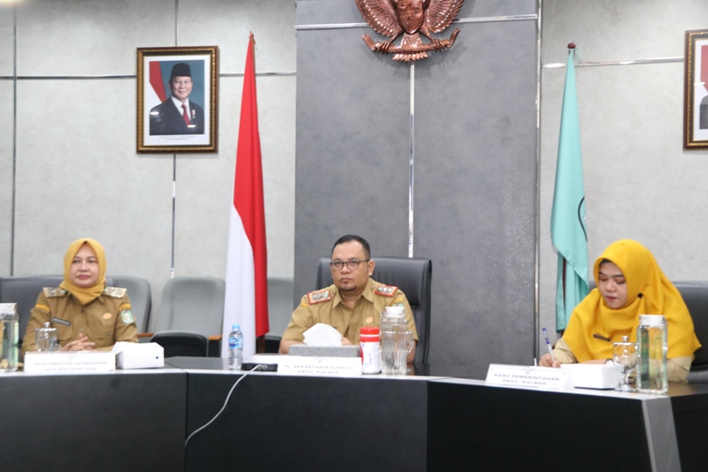 Mohammad Bari beserta jajaran saat mengikuti rapat koordinasi bersama Mendagri melalui zoom meeting di Ruang Data Analytic Room (DAR).