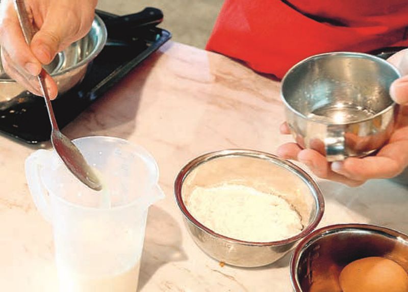 Buat adonan buttermilk: campur air jeruk nipis dengan susu cair. Lalu aduk rata. Diamkan selama 10 menit.