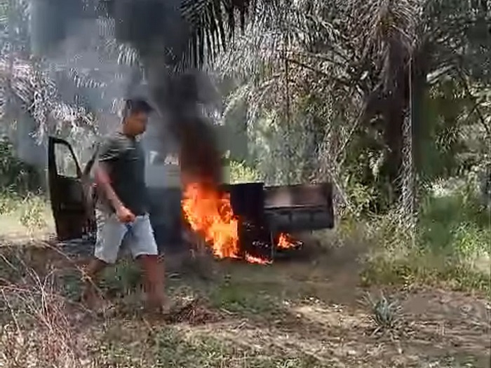 BAKAR : Mobil pikap milik pelaku pencurian buah kelapa sawit dibakar oleh warga.