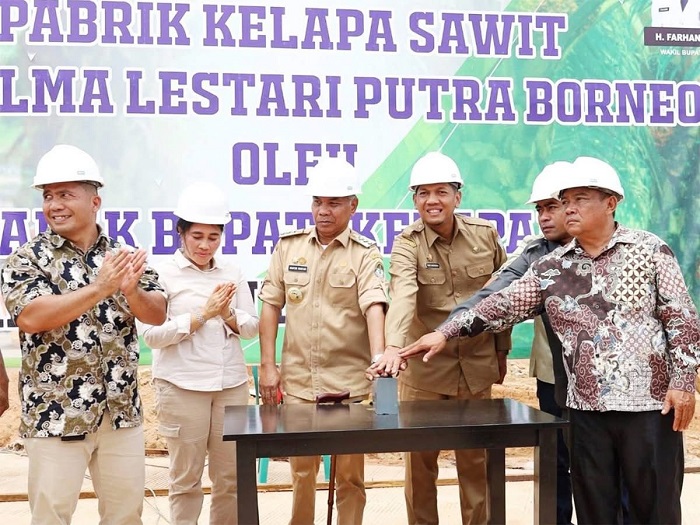 RESMIKAN : Bupati Ketapang, Martin Rantan, meresmikan PKS PT. PLPB di Tumbang Titi, Selasa (4/2).