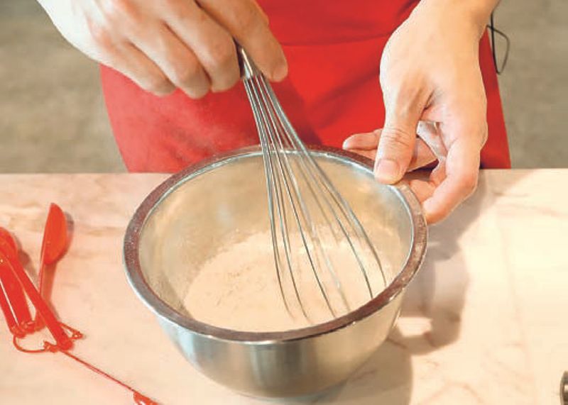 Aduk semua bahan kering. Aduk telur, adonan buttermilk dan room butter yang sudah dilelehkan. Masukkan ke dalam piping bag.