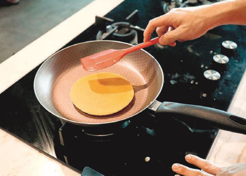 Panaskan teflon dan tuangkan adonan. Tunggu sampai adonan berlubang-lubang, baru dibalik. Angkat bila sudah kecoklatan.