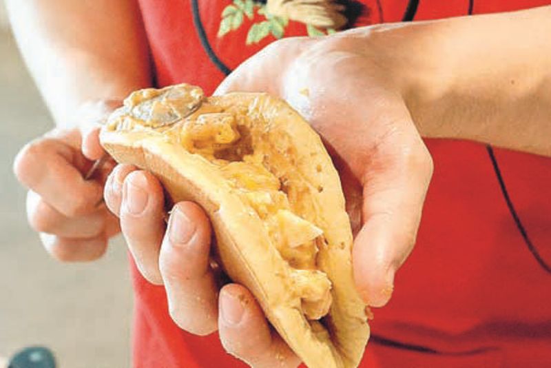 Buat isiannya, campurkan semua bahan. Isikan ke dalam lipatan pancake. Tutup dengan baluran abon.