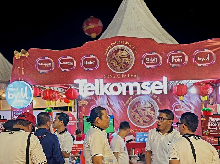 STAND CAP GO MEH: Sejumlah pihak, termasuk korporasi turut memeriahkan Festival CGM di Singkawang. Tak terkecuali Telkomsel.