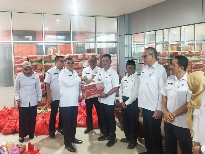 BANTUAN: Sekda Kubu Raya, Yusran Anizam secara simbolis menyerahkan bantuan bahan kebutuhan pokok bagi warga terdampak banjir di Kecamatan Sungai Ambawang.