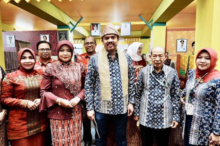 INACRAFT: Pj Ketua Dekranasda Kalbar Windy Prihastari bersama Menteri UMKM Maman Abdurrahman foto bersama di depan pavilion Kalbar usai pembukaan Inacraft 2025 di Jakarta, Rabu (5/2).