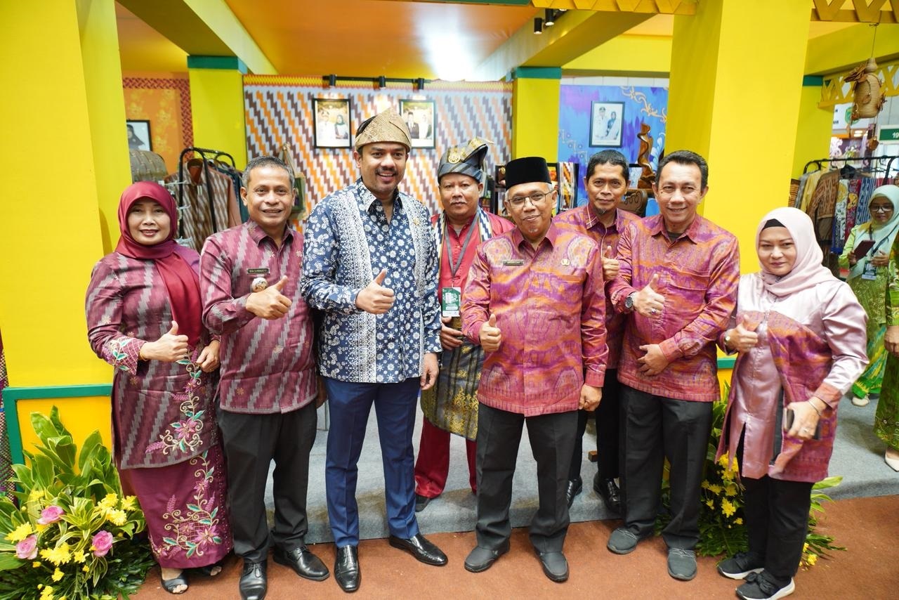 TINJAU STAND: Menteri UMKM Maman Abdurrahman bersama Pj Wali Kota Pontianak Edi Suryanto dan Pj Ketua Dekranasda Kota Pontianak Giarti Pancaksani Suwarsaningsih saat meninjau stand Pontianak Inacraft.