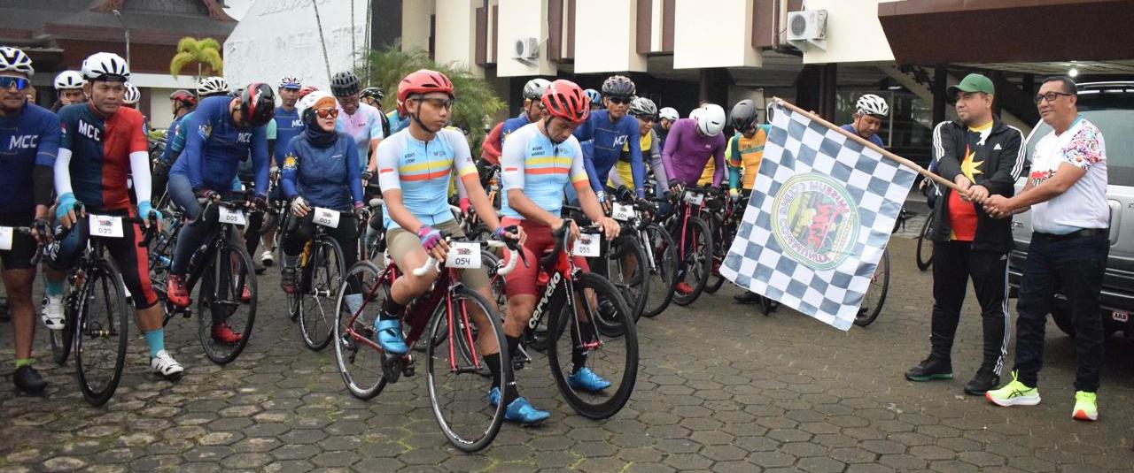 MELEPAS: Konsul Malaysia di Pontianak Azizul Zekri dan Kadisporapar Kota Pontianak Rizal, melepas peserta Borneo Cross Border Cycling Tour 2025 di halaman Museum Kalbar.