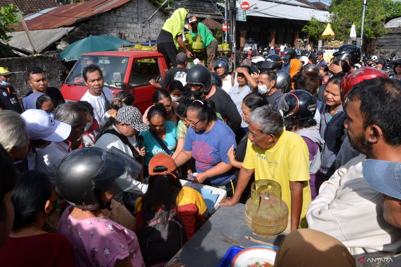 GAS: Warga mengantre untuk membeli elpiji ukuran 3 kilogram. Kelangkaan gas elpiji tiga kilogram terjadi di berbagai wilayah di Indonesia akibat kebijakan yang melarang penjualan gas melon eceran.