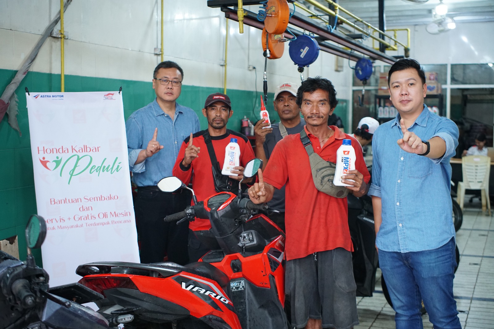 Honda Kalbar peduli banjir di Mempawah.