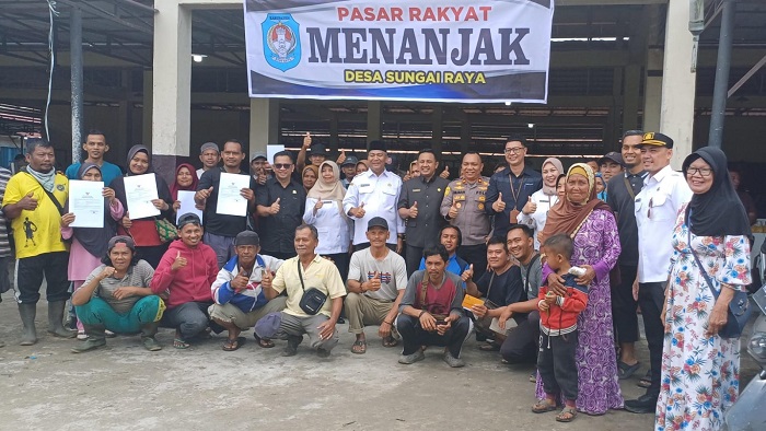 DIABADIKAN: Pj Bupati Kubu Raya, Syarif Kamaruzaman bersama unsur Forkopimda berfoto bersama pegadang yang telah menempati Pasar Menanjak di Desa Sungai Raya, Kecamatan S