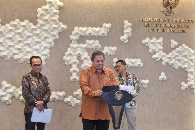 Menteri Koordinator Bidang Perekonomian Airlangga Hartarto saat menggelar konferensi pers di Kantor Kemenko Perekonomian, Jakarta, Rabu (5/2/2025).