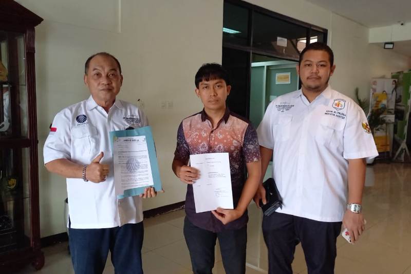 Wisnu Kawirian bersama kuasa hukumnya, Sumardi M Noor menyerahkan surat permohonan klarifikasi kepada Pj Walikota Pontianak. Kamis (6/2).