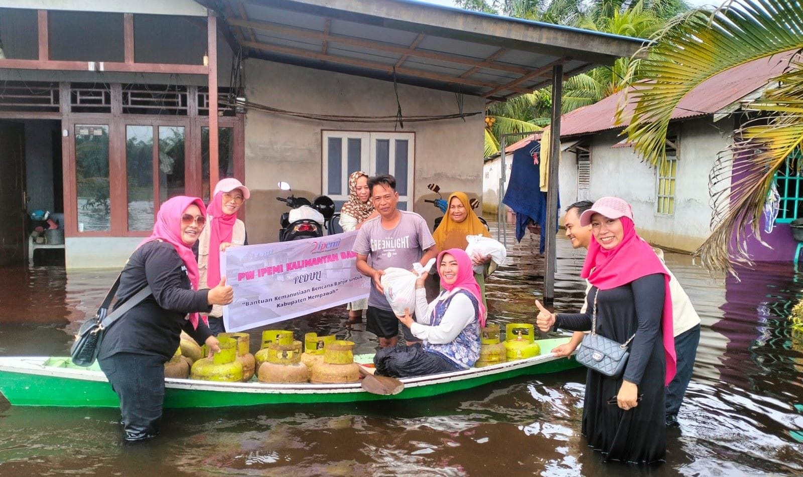 BANTUAN : Pengurus PW IPEMI Kalbar saat menyalurkan bantuan untuk korban banjir di Mempawah.