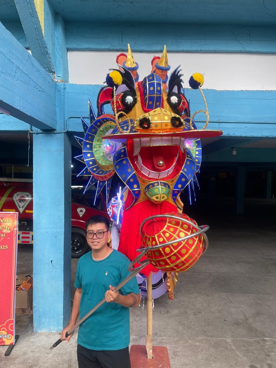 NAGA TERPANJANG: Pembuat Naga Vois Dragon Sport, Dani, menyulap bambu, rotan, kain, kawat, dan benang menjadi naga dengan 19 ruas.
