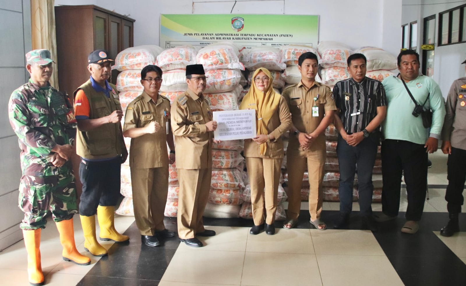 BANTUAN : Pj Bupati Ismail secara simbolis menyerahkan bantuan beras sebanyak 15,8 ton.