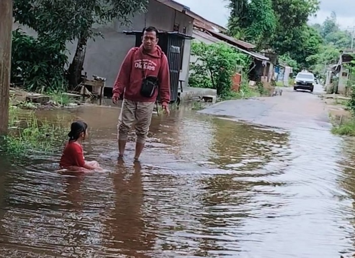 TERENDAM : Pemukiman warga dan akses jalan mulai terendam banjir di bantaran Sungai Sekayam, Kabupaten Sanggau.