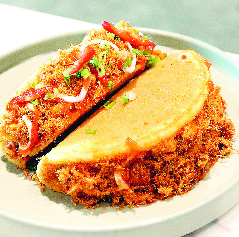 Pancake isi telur rebus dan abon ala Chef Lifen.