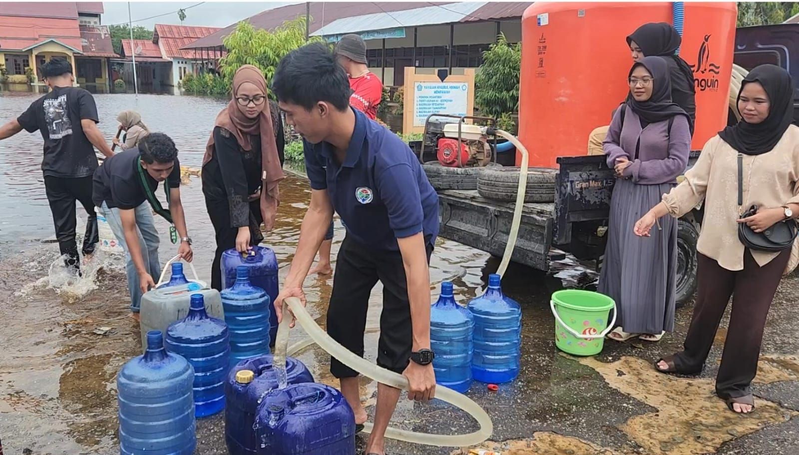 ANTRE: Masyarakat mengantre mendapatkan air bersih yang disalurkan Pengurus HMI Mempawah.