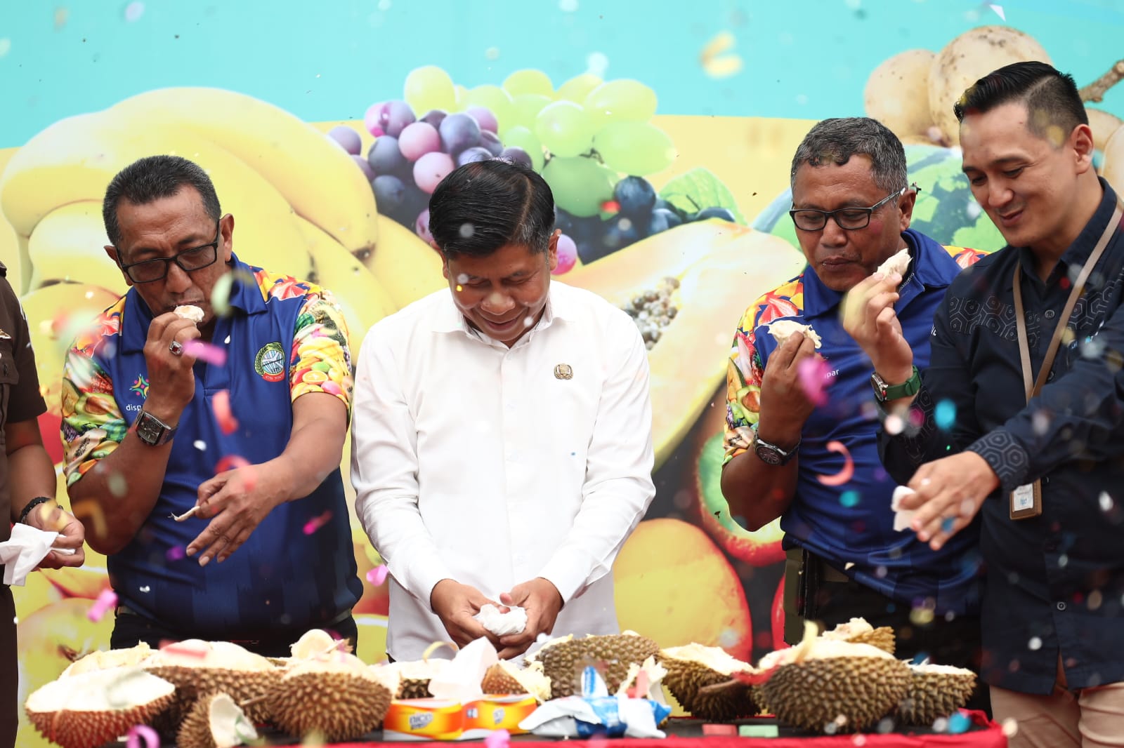 FESTIVAL: Staf Ahli Keuangan dan Pembangunan Sekretariat Daerah Kota Pontianak Muchammad Yamin membelah durian menandai dimulainya Festival Buah Lokal 2025 di Halaman GOR Pangsuma.