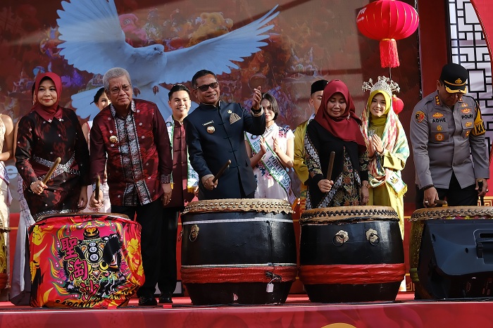 Penjabat Gubernur Kalimantan Barat Harisson (kedua kiri) bersama Penjabat Wali Kota Pontianak Edi Suryanto (ketiga kiri), Kepala Dinas Kepemudaan Olahraga dan Pariwisata (Disporapar) Provinsi Kalimantan Barat Windy Prihastari (kiri) dan Kapolresta Pontian