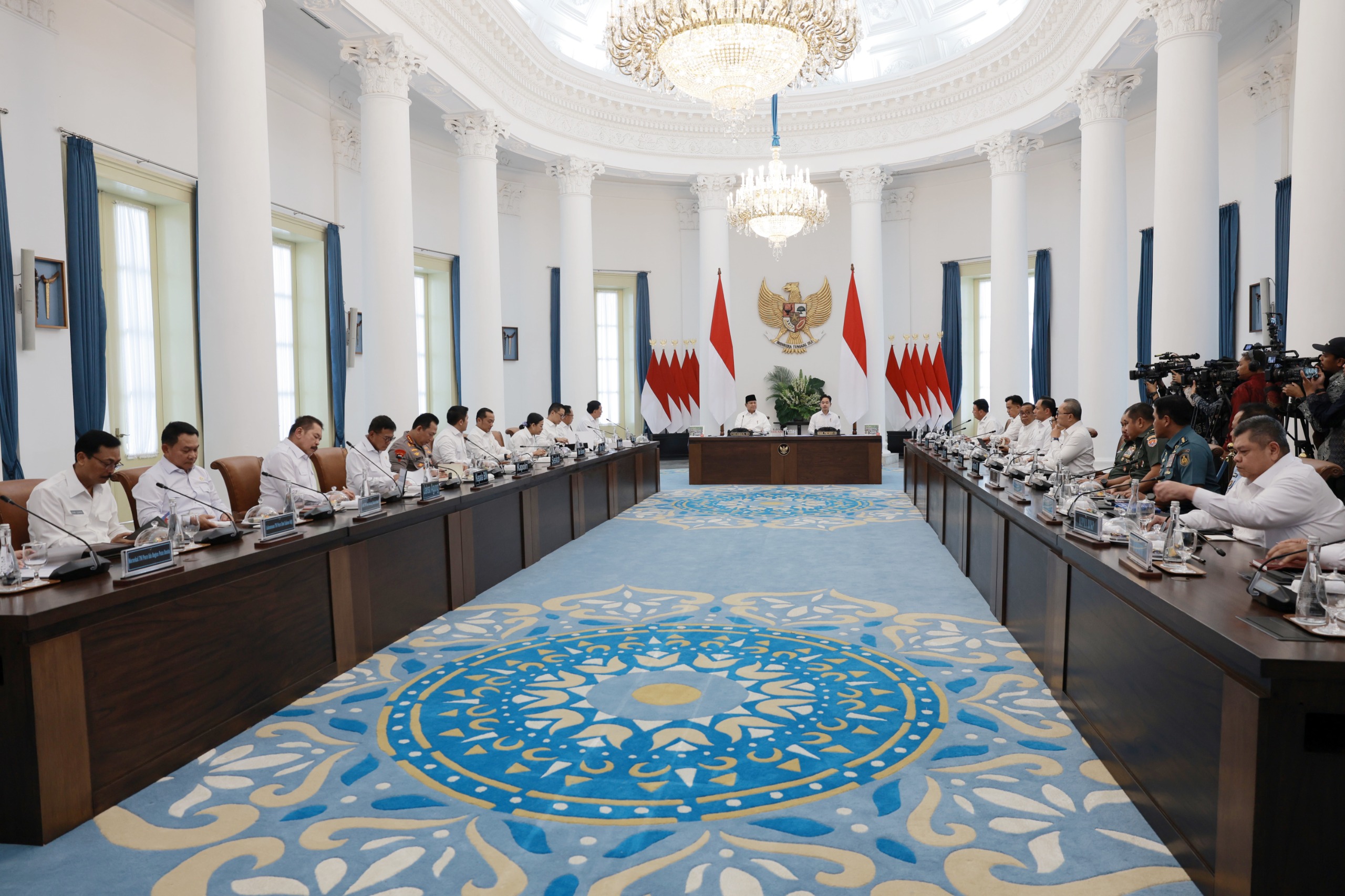 Presiden RI Prabowo Subianto saat mempimpin sidang perdana Dewan Pertahanan Nasional di Istana Kepresidenan Bogor, Jawa Barat, Jumat (7/2) siang.