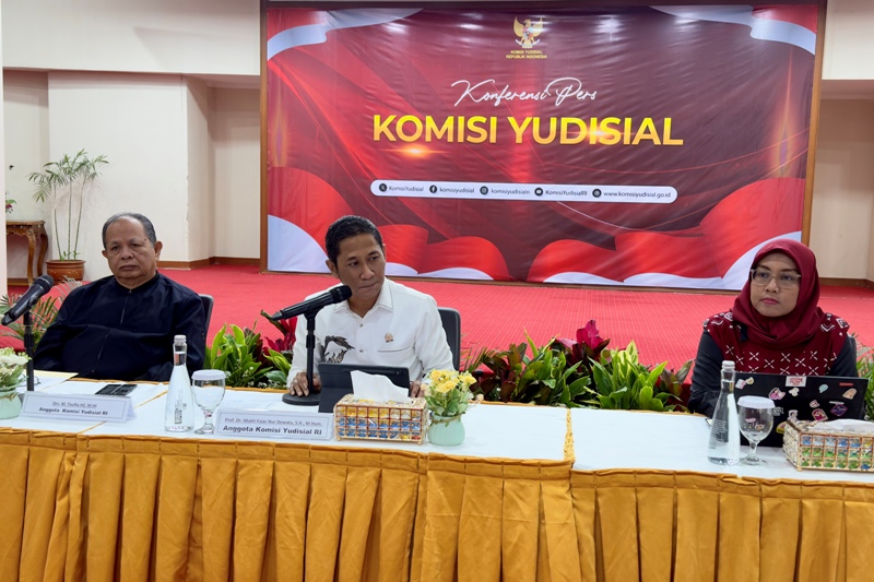 Komisi Yudisial menggelar konferensi pers pada Jumat (7/2).