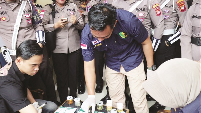 PERIKSA : Pemeriksaan urine anggota Polres Kapuas Hulu dilakukan oleh Polda Kalbar.