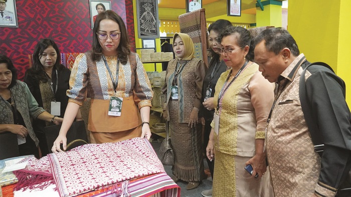 TAMPIL : Kerajinan unggulan Kapuas Hulu saat ditampilkan di INACRAF Jakarta.
